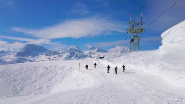 Obertraun Österrike Februari 2019 Gruppen Vandrare Promenader Längs Pisten Sluttningen — Stockvideo