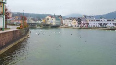 Gmunden, Avusturya - 22 Şubat 2019: eski renkli yapılardır, parklar ve karlı Alpler, 22 Şubat Gmunden içinde çevrili şehir merkezi yüzler sisli dolgu Traun göl (Traunsee),.