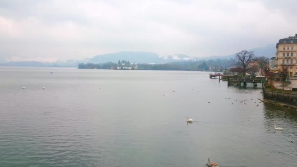 오스트리아에에서 Alp 산으로 둘러싸인 여객선이 파문이 무거운 — 비디오