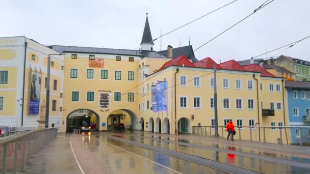Гмунден Австрия Февраля 2019 Года Современный Трамвай Проезжает Траунбрукскому Мосту — стоковое видео