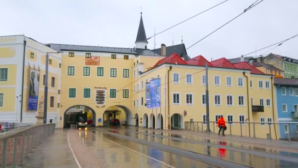 Gmunden Austria Lutego 2019 Nowoczesny Tramwaj Dyski Moście Traun Traunbrucke — Wideo stockowe