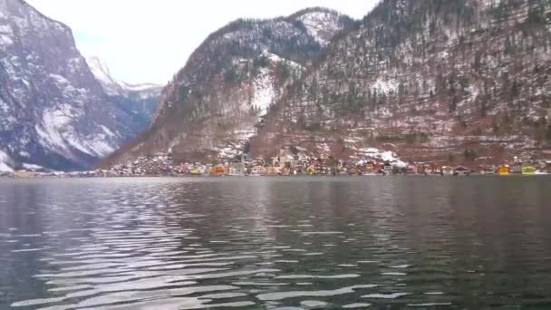 Die Kleine Altstadt Hallstatt Liegt Fuße Des Salzberges Des Dachsteingebirges — Stockvideo