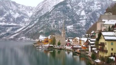 Feribot Seferi Hallstatt - bağlantı noktasından Hallstatter kıyısında bulunan kent (göl) Salzberg Mount, Salzkammergut, Avusturya dibinde görmek.