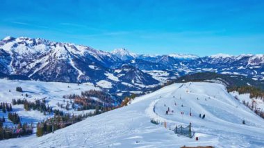 Zwieselalm en yüksek Alp yataydan takma grubunu koniler Dachstein Batı dağ aralığının bir görünüm ve çok sayıda kayakçılar ve snowboard düşkünleri, yokuş aşağı, Gosau, Salzkammergut, Avusturya yapma ile