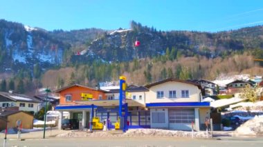 St Gilgen, Avusturya - 27 Şubat 2019: Zwolferhorn Seilbahn dağ teleferik renkli vintage kabin dağ tepesine şehrin üzerinde çalıştırmak, Şubat 27 St Gilgen. 