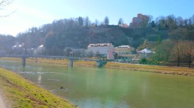 Elisabeth setin bir oda Monchsberg Hill, partnerliğindeki Nehri'nin kenarında yürüyüş kaplı orman ve Mullner yaya köprüsü (Mullnersteg), Salzburg, Avusturya. 