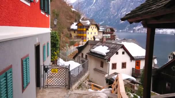 Hallstatt Áustria Fevereiro 2019 Casas Nevadas Cênicas Rua Montanhosa Cidade — Vídeo de Stock