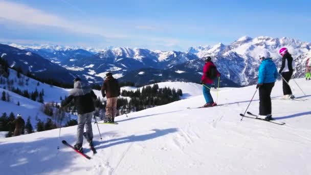 Gosau Rakousko Února 2019 Skupina Lyžařů Začíná Sjezd Vrcholu Hory — Stock video