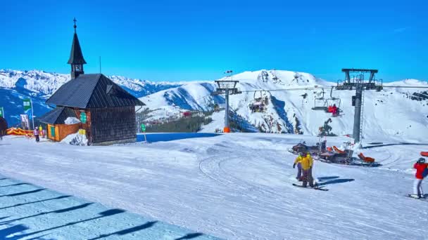 奥地利 Zell See 2019年2月28日 2月28日 Zell See 在教堂上可以看到木制伊丽莎白教堂 众多运动员和雪阿尔卑斯山的滑雪缆车 — 图库视频影像