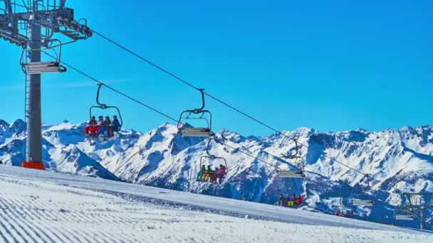 ツェル オーストリア 2019 は高速リフト Breiteckbahn 積雪シュミッテンヘーエ山マウント上部のキャビンを実行 ツェル ゼーの 多数のスキー ゲレンデで覆われて — ストック動画