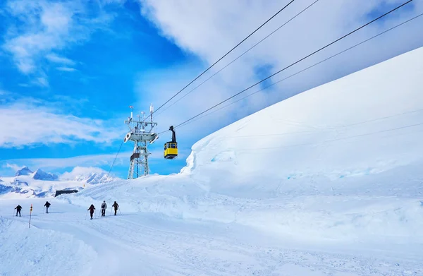 Schneeschuhwandern auf der Piste am Krippenstein, Dachstein, Obertraun, — Stockfoto