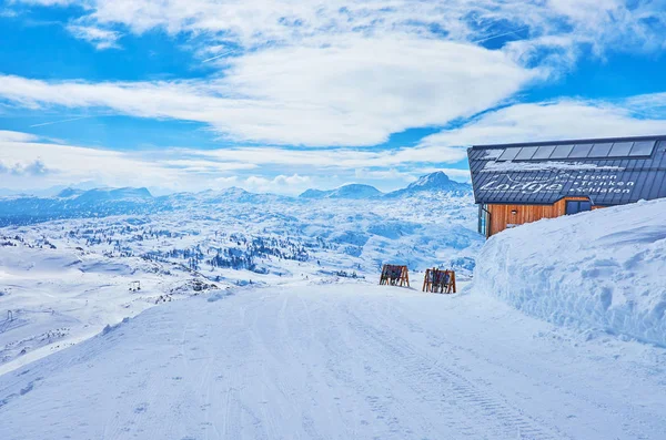 Das restaurant in den schneebedeckten alpen, dachstein-krippenstein, salzkammer — Stockfoto