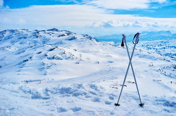 Paysage alpin avec bâtons de ski, Dachstein-Krippenstein, Salzkam — Photo