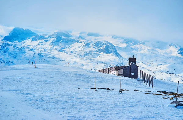 Kaplica góry w mglisty Alpy, Dachstein Krippenstein, Salzk — Zdjęcie stockowe