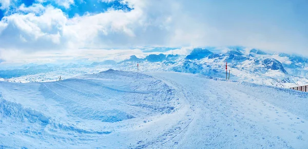 De eindeloze pistes op Dachstein-Krippenstein monteren, Salzkammergu — Stockfoto