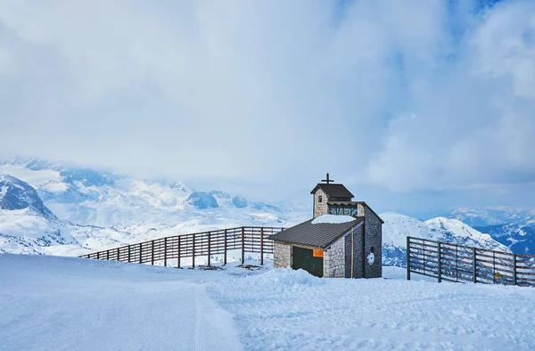 Kaplica w górach, Dachstein-Krippenstein, Salzkammergut, Aust — Zdjęcie stockowe