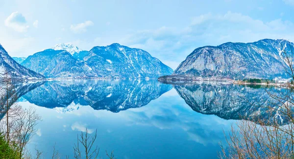 Dachstein Alperna i spegelbild av Hallstattersee sjön, Salz — Stockfoto
