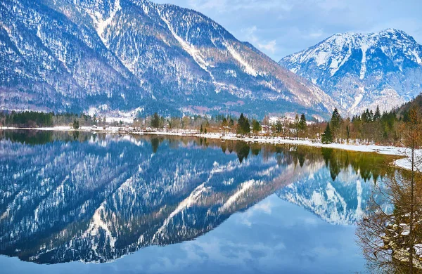 Banken av Obertraun, Hallstatter se, Salzkammergut, Österrike — Stockfoto