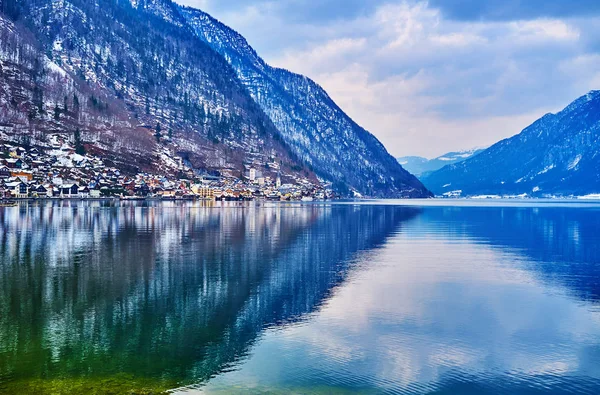 Bergen runt Hallstattersee sjön, Salzkammergut, Österrike — Stockfoto