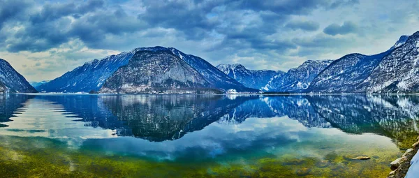 Disfrute de la noche en el lago Hallstattersee, Salzkammergut, Austria —  Fotos de Stock