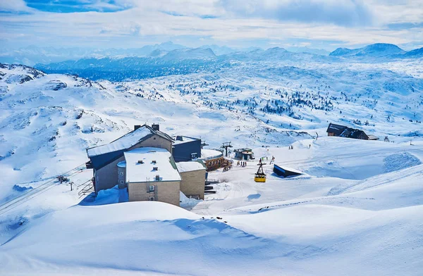Het besneeuwde landschap met gele kabelbaan cabine, Dachstein-Krip — Stockfoto
