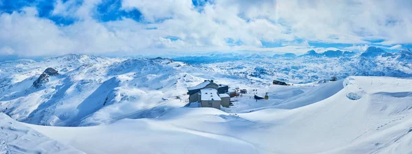 观察奥地利萨尔茨卡默古特的达赫施泰因山的山峰 — 图库照片