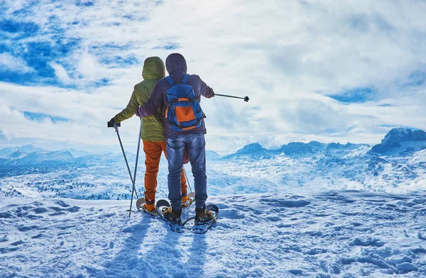Snowshoe hike for the couple, Dachstein-Krippenstein, Salzkammer — Stock Photo, Image