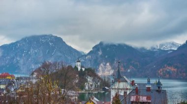Traunkirchen, sessiz sisli akşam hızlı bulutlar Traunstein dağ ve şehir manzarası, Salzkammergut, Avusturya hakim beyaz Ortaçağ Johannesbergkapelle koşmak.