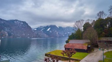 Traunsee Gölü yağmurlu akşamı sakinleştirmek su yüzey ve büyük Alp dağ silsilesi, onun banka uzanan ve ağır bulutları, Traunkirchen, Salzkammergut, Avusturya ile kaplı bir görünüm ile.