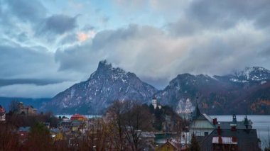 Hızlı değişen akşam cennet Traunstein dağ Traunsee göl, Traunkirchen, Salzkammergut, Avusturya tepelik kıyısında yer alan Johannesbergkapelle, uzun boylu çan kulesi ile yukarıda keyfini çıkarın.