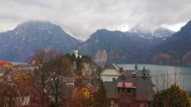 Traunkirchen akşam Traunsee göl ve Traunstein dağ, karanlık sular, kayalık tepenin üstüne Johannesbergkapelle bir manzaralı yağmurlu bulutlar, Salzkammergut, Avusturya ile kaplı.