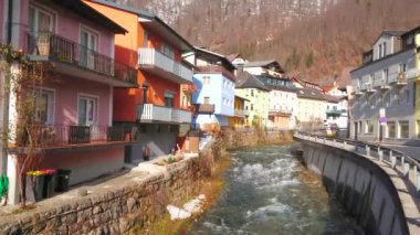 Feuerkogel, Salzkammergut, Avusturya dibinde bulunan Ebensee dağ tatil beldesinin renkli evler tarafından çevreleyen hızlı akan Traun nehir,.