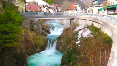 İvinti Traun Nehri üzerinde kayalık bankalar ve muhafazasını Ebensee, Salzkammergut, Avusturya ile çevrili.