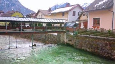 Traun Nehri'ndeki baraj satırda renkli evler, banka, Ebensee, Salzkammergut, Avusturya ile.