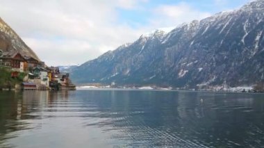 Hallstatt, Avusturya - 25 Şubat 2019: Hallstatter kıyısında bulunan pitoresk tarihi kent Panoraması üzerinde 25 Şubat Hallstatt Salzberg Dağı eteğinde (göl) görmek