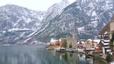 Hallstatt zevk, Dachstein Alpler ve bulutlu gökyüzü, yansıtan ayna açık Hallstatter bkz: (göl), bakan küçük vapur şehrin karşı yakasında, Salzkammergut, Avusturya Obertraun ile bağlanır.