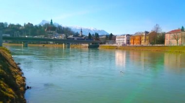 Riverside Elisabethkai mesire yapılardır Franz-Josef-Kai dolgu, tren ve Monchsberg şehir hill arka planda, Salzburg, Avusturya sürüş ile Eisenbahnbrucke (demiryolu Köprüsü) içinde bakan