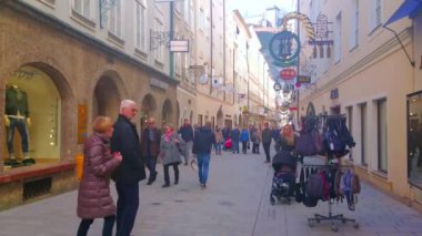 Salzburg, Avusturya - 27 Şubat 2019: Getreidegasse sokak - birçok tarihi yapıların, eski demir guild işaretler, kafeterya, 27 Şubat ayında Salzburg ile şehrin ana alışveriş ve yaya alanı keşfetmek