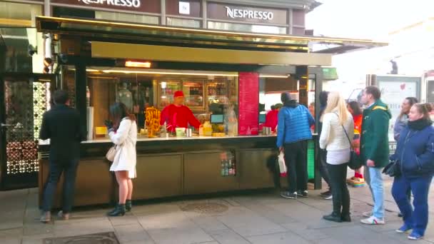 奥地利维也纳 2019年2月17日 在维也纳 老城区的快餐店提供不同类型的传统香肠 Wurst 包括沙拉 酱汁和清凉饮料 — 图库视频影像