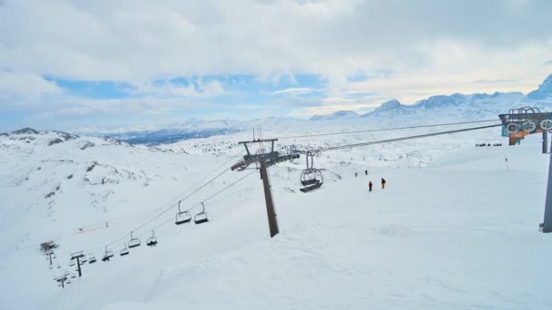 Γρήγορο Τρέξιμο Chairlift Στις Χιονισμένες Πλαγιές Του Dachstein Krippenstein Ορεινό — Αρχείο Βίντεο