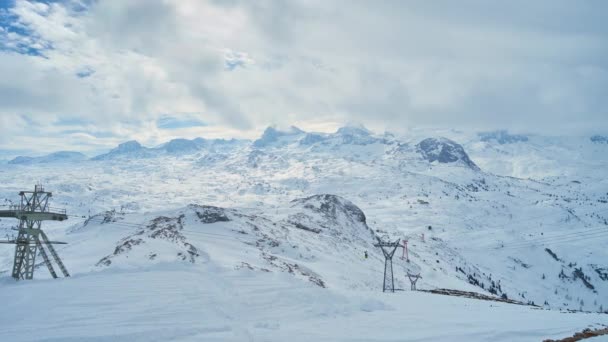 Туманные Заснеженные Вершины Массива Дахштайн Башнями Канатной Дороги Желтой Гондолой — стоковое видео