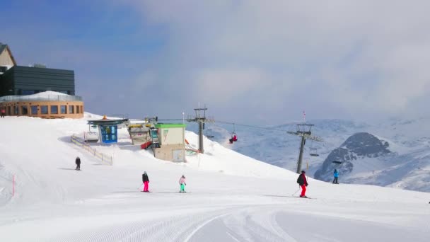 Obertraun Oesterreich Februar 2019 Dachstein Krippenstein Ist Bei Den Skifahrern — Stockvideo
