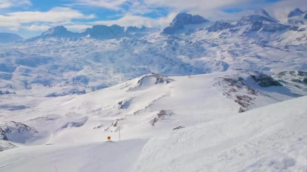 Cieszyć Się Wspaniały Krajobraz Masywu Dachstein Alp Widokiem Śniegiem Zbocza — Wideo stockowe