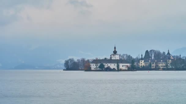 沿着雾蒙蒙的Traunsee湖漫步 俯瞰奥地利Salzkammergut的Schloss Ort Orth 该城堡座落在小岛上 周围是雾蒙蒙的阿尔卑斯山 — 图库视频影像
