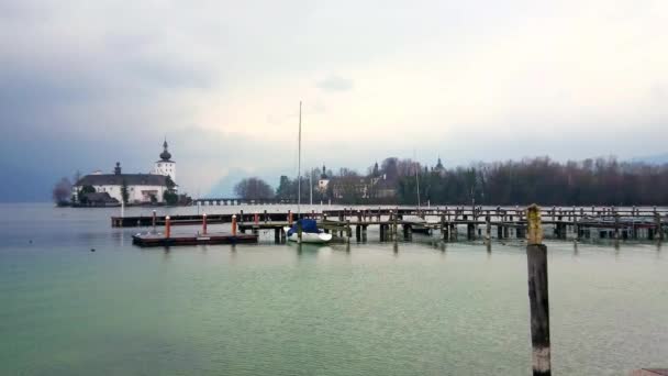 Der Leere Yachthafen Nebligen Wintertraunsee Mit Mittelalterlicher Burg Hintergrund Sehen — Stockvideo