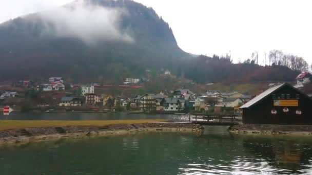 Traunkirchen Austria Febrero 2019 Tren Corre Largo Ladera Nublada Montaña — Vídeo de stock