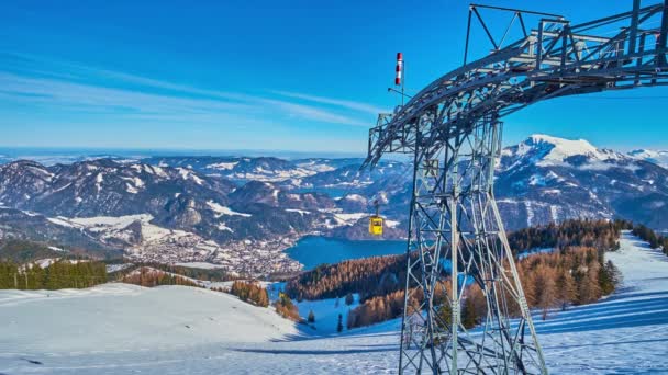 ケーブルカータワーのズヴォルファーホルン山の頂上からの眺め カラフルなヴィンテージキャビンとヴォルフガング湖の谷 アルプスに囲まれて セントギルゲン ザルツカンマーグート オーストリア — ストック動画