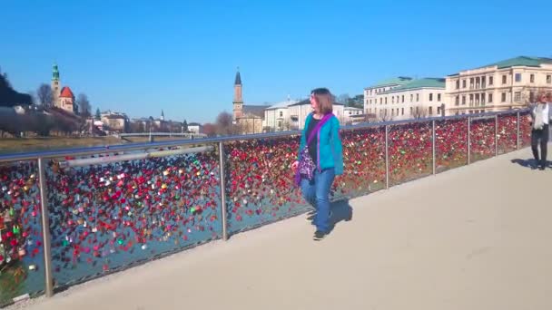 ザルツブルク オーストリア 2019 歩行者に掛かっている手すり ザルツブルグで 多数の色愛ロックで飾られた Makartsteg — ストック動画