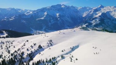 Karlı Alpler ve teleferik ile kış tatil zevk, Schmittenhohe Dağı, kayakçılar, yatılı ve snowshoers, mükemmel konumlar sunan eğimi boyunca sürme Zell am Zee, Avusturya.