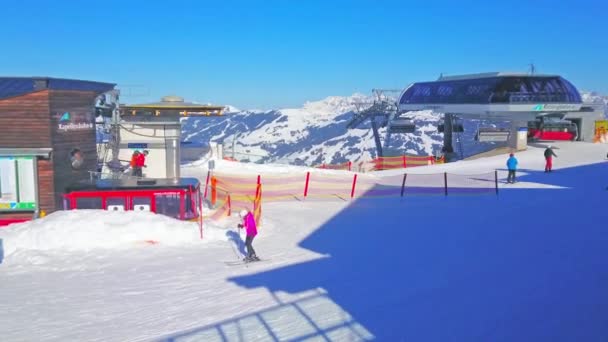 ツェル オーストリア 2019 シュミッテンヘーエ山山頂は 日ツェル ゼーの異なる山の斜面からスキーヤーを運ぶリフトとケーブルカーの駅 占められる — ストック動画